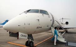 Phản lực CRJ900 "siêu hiện đại" sải cánh quanh vịnh Hạ Long