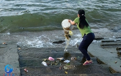 Vì sao dân xã du lịch ào ào đổ rác xuống biển
