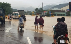 Quốc lộ 19 qua Bình Định ngập sâu trong nước
