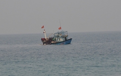 Hai ngư dân bị sóng hất văng xuống biển khi vào bờ trú bão