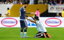 Sốc với hình ảnh fan cuồng quỳ lạy Messi ở Copa America 2016