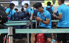 Công Phượng ngã bổ chửng, U22 Việt Nam thất lạc đồ ở sân bay