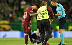 Fan cuồng lao vào sân ôm, quỳ gối hôn chân Messi