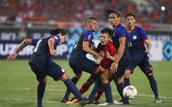 Chùm ảnh: Quang Hải bị cầu thủ Philippines "chăm sóc đặc biệt" như Messi