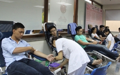 Báo động thiếu kho máu, người tình nguyện hiến máu gia tăng