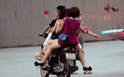 CSGT xử lý hàng loạt quái xế chở "gái dịch vụ" ở Hà Nội