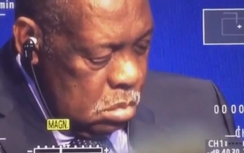 Quyền Chủ tịch FIFA Issa Hayatou ngủ gật khi họp báo (Video)