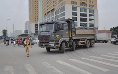 CSGT Hà Nội xử lý nhiều xe tải ngang nhiên đi vào đường cấm