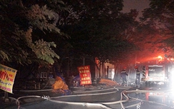 Cháy hàng trăm mét vuông nhà tạm ở đường Trần Thái Tông