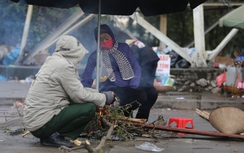 Người dân đốt lửa sưởi ấm dưới cái lạnh 6 độ ở Hà Nội