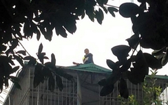 Thanh niên nghi ngáo đá cố thủ trên nóc nhà ở Định Công Thượng