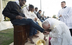 Video Giáo hoàng rửa chân cho người tị nạn Syria