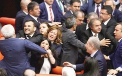 Video: Thành viên Quốc hội Thổ Nhĩ Kỳ "hỗn chiến" vì EU