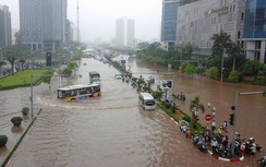 Hà Nội đang mưa dông, nguy cơ ngập lụt