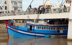 Đang giải cứu tàu mắc kẹt dưới gầm cầu ở Bình Thuận
