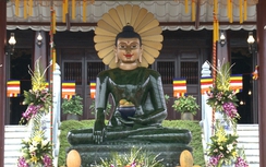 Chiêm ngưỡng tượng Phật Ngọc nặng 4 tấn ở công viên Thiên Đức