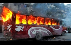 Bangladesh: Ném bom xăng vào xe buýt, 7 người thiệt mạng