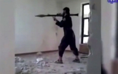 Phiến quân IS nổ tung khi dùng súng phóng lựu (Video)