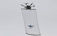 Cảnh sát Nhật quăng lưới tóm flycam đang bay