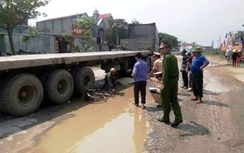 Điểm tin TNGT ngày 25/4: Cụ ông tử nạn dưới bánh xe container