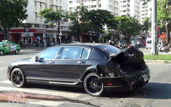 Siêu xe Bentley bị container tông văng khi dừng đèn đỏ