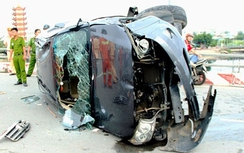 Tin TNGT mới nhất: Toyota Fotuner mất lái, 3 người bị thương