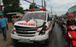 Tin TNGT mới nhất: Xe cứu thương bị tông liên hoàn trên QL13