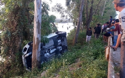 Range Rover mất lái "phơi bụng" sát mép sông