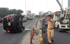 Tông dải phân cách, xế hộp lật ngang giữa đường