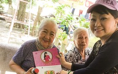 Nghệ sĩ Hương Lan tặng quà cho các nghệ sĩ ở Viện Dưỡng lão