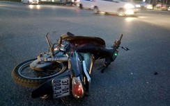 Xe máy vượt đèn đỏ gây tai nạn, một phụ nữ nguy kịch