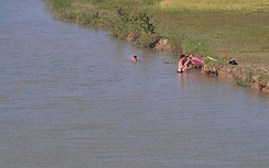 Hai học sinh chết đuối khi tắm sông Lam
