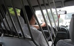 Tài xế taxi bị cứa cổ: Đến lúc làm vách ngăn khoang lái?