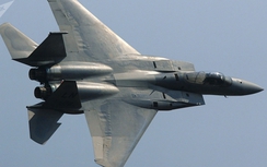 VIDEO: F-15 của Mỹ chặn đường Su-30 của Nga