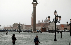 VIDEO: Thành phố Venice chìm trong nước, số người chết tăng cao
