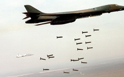 Liên quân Mỹ thả bom chùm xuống miền Đông Syria