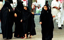 Phụ nữ Arab Saudi biểu tình phản đối trang phục abaya