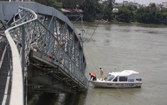 Video vụ sập cầu Ghềnh, nhiều người rơi xuống sông
