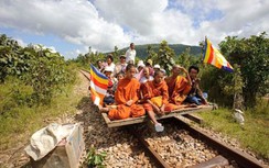 Choáng với xe lửa bằng tre ọp ẹp tại Campuchia