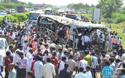 Ấn Độ: Ô tô bốc cháy sau va chạm, 2 người tử vong