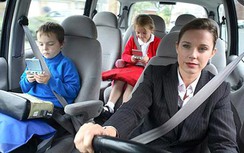 Cách nào tập trung lái xe khi chở trẻ nhỏ hiếu động?