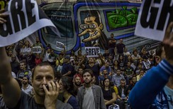 Công nhân tàu điện ngầm Brazil vừa giải tán lại dọa đình công