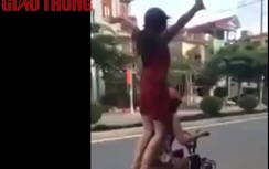 Thiếu nữ xinh đẹp ngã dập mặt vì "làm xiếc" trên xe máy điện