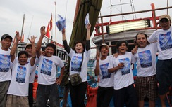 Nhóm nữ thư pháp tặng ngư dân miền Trung 1.000 áo phông