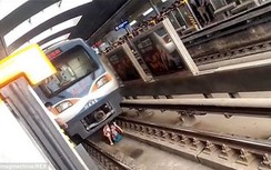 Một phụ nữ mang thai ngã lọt gầm tàu điện ngầm đang chạy