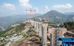 Năm 2016, hoàn thành cây cầu xe lửa trên đỉnh Himalaya
