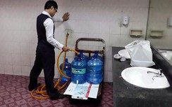 Thực hư chuyện lấy nước vệ sinh cho vào bình nước khoáng tại sân bay
