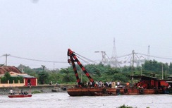 Sà lan chìm trên sông Sài Gòn
