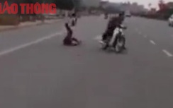 Quái xế bốc đầu xe khiến người ngồi sau rơi xuống đường
