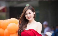 Á hậu Tú Anh mặc váy trễ nải khoe vai trần sexy